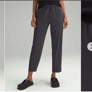 Lululemon Tapered-Leg Mid-Rise Pant 7/8 Length *Luxtreme black size large